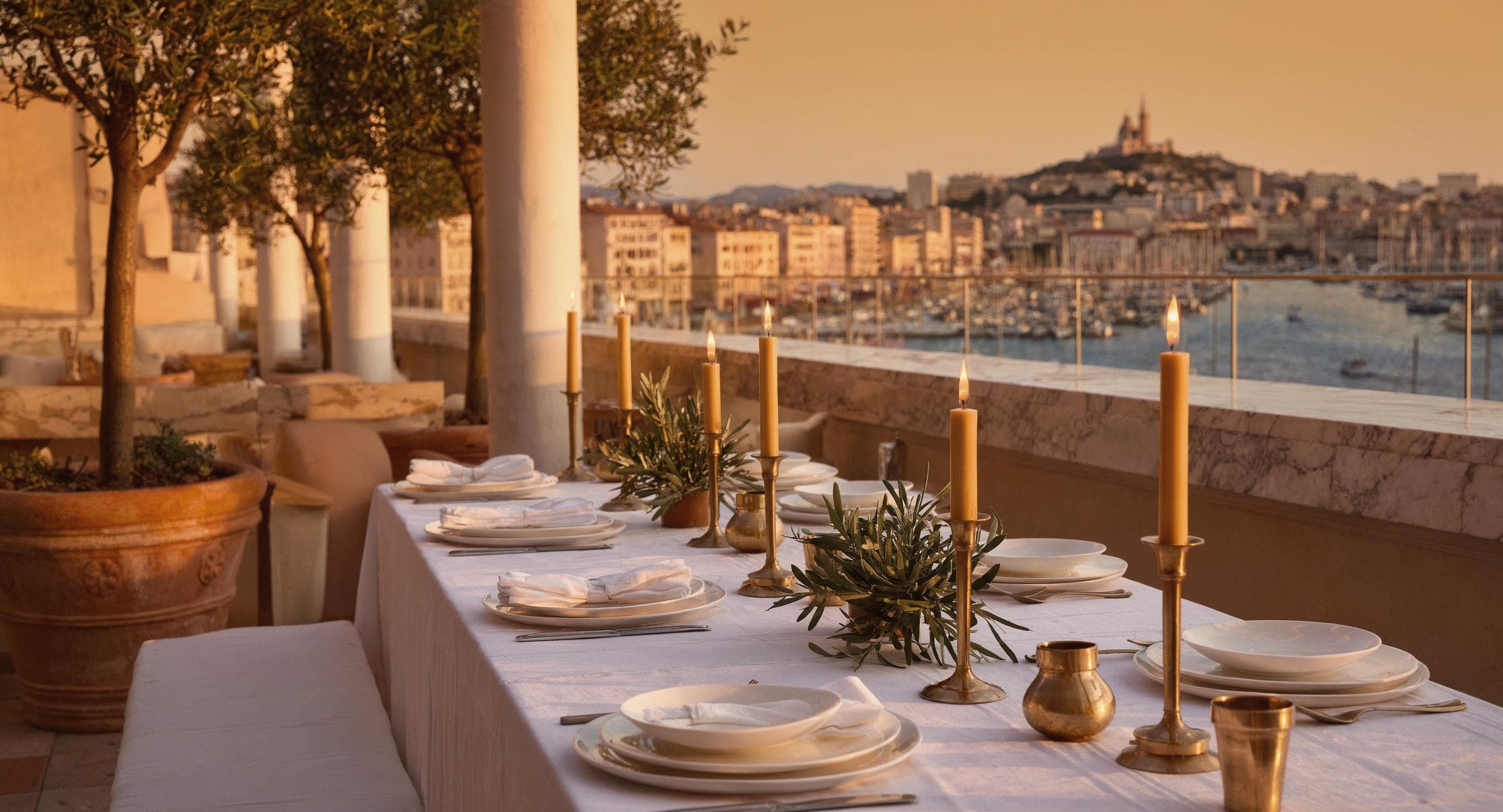 Table dressée pour un dîner privé sur le rooftop, vue sur le port