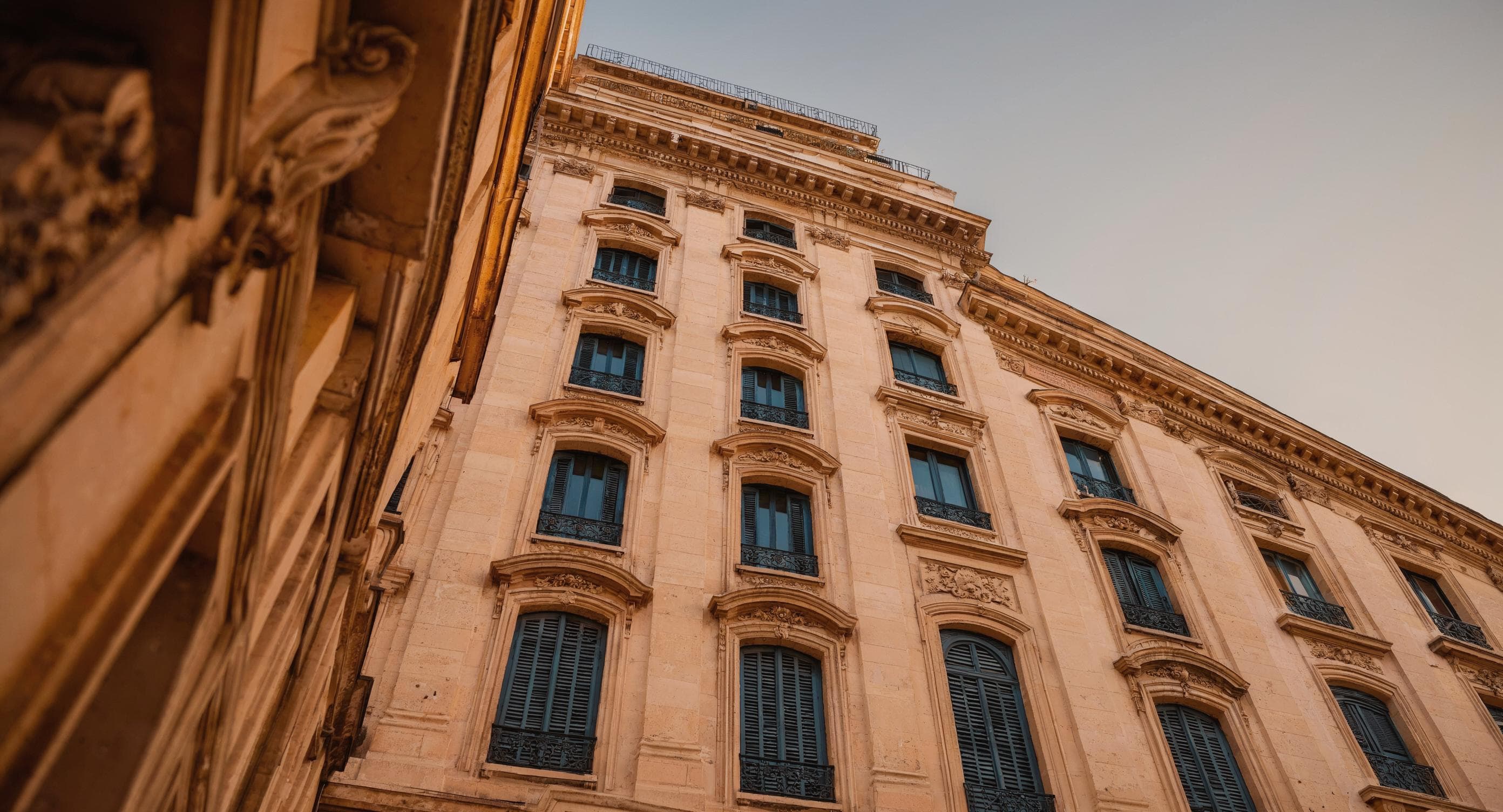 Façade haussmannienne du quartier du Vieux-Port, baignée par la lumière dorée du soir