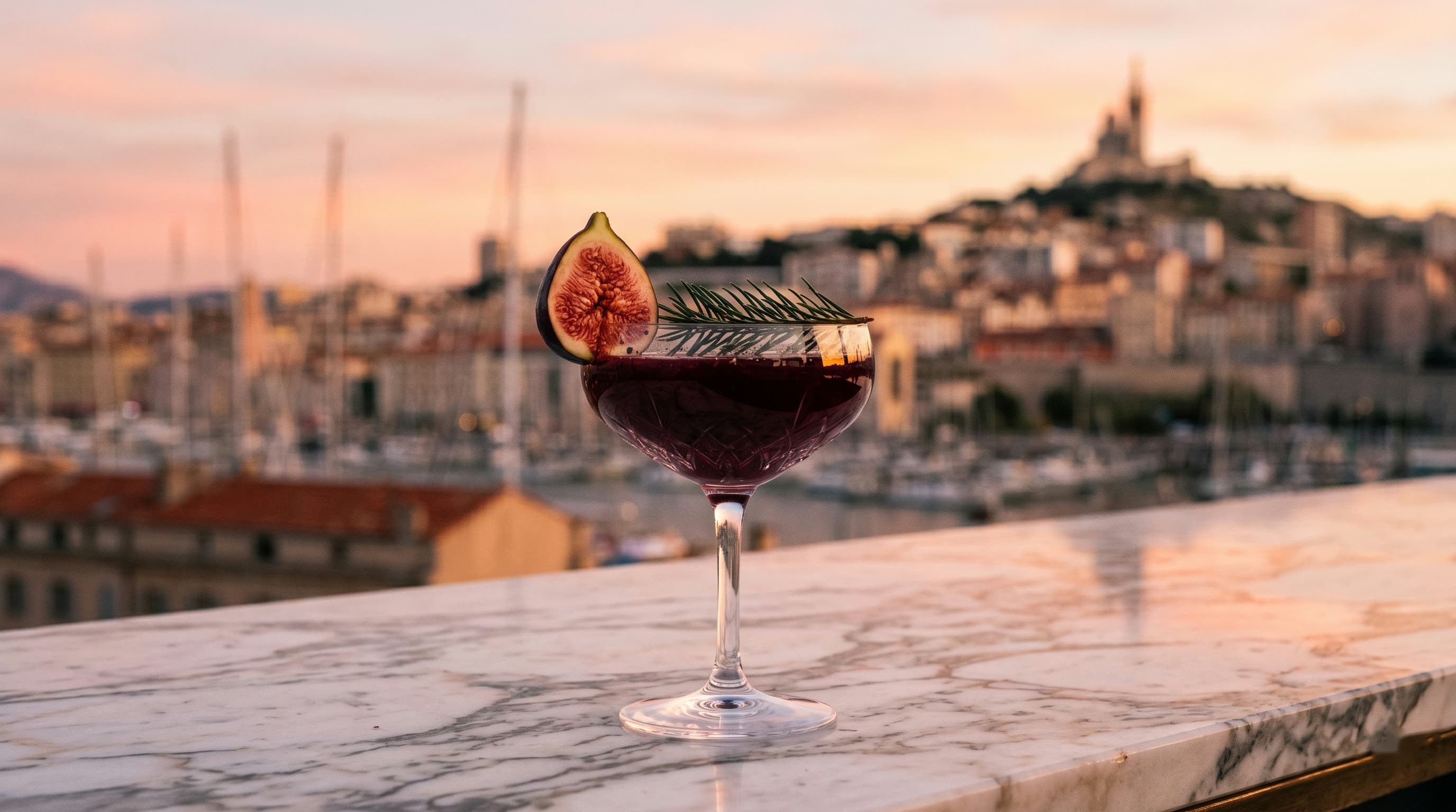 Artémis, cocktail tequila reposado et figue méditerranéenne, sur le marbre de Massalia face au Vieux-Port