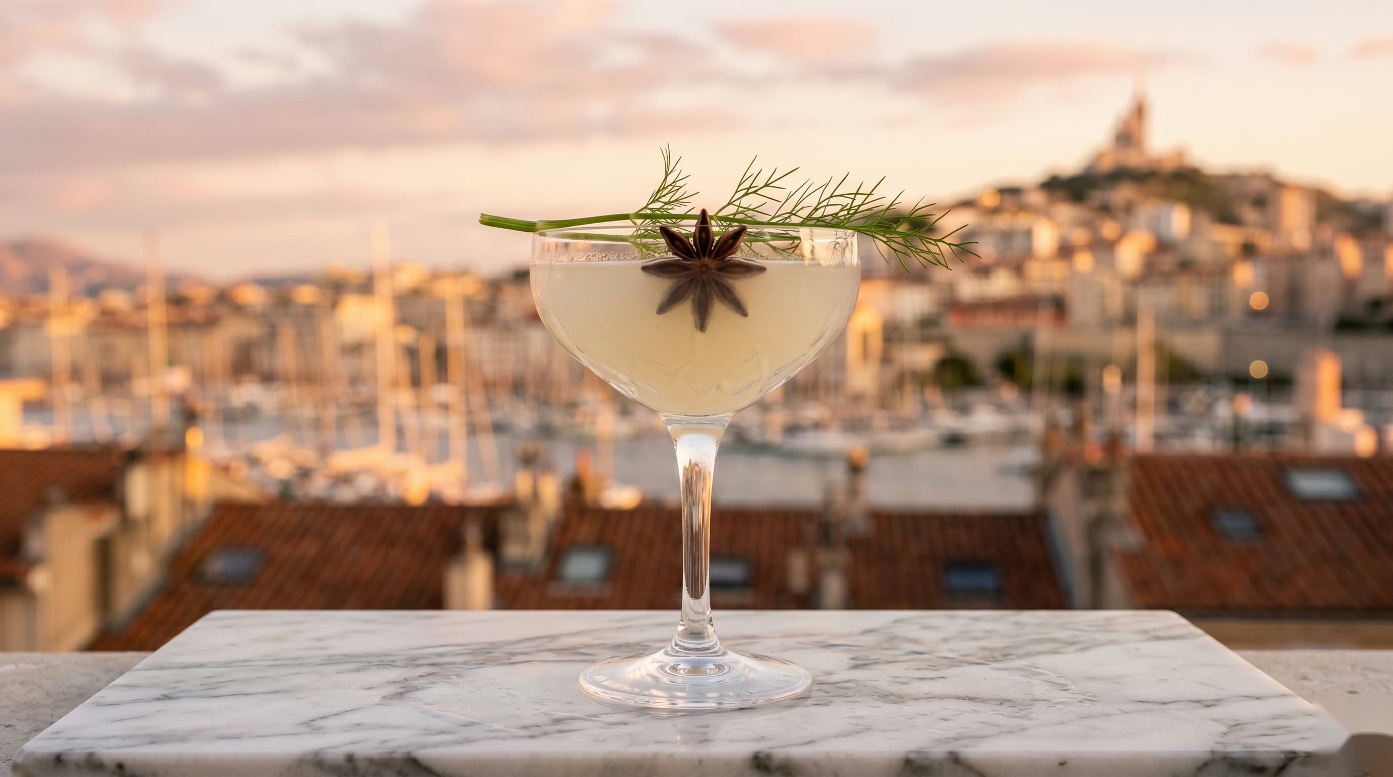 Lacydon, cocktail pastis affiné et fenouil sauvage, sur le marbre de Massalia face au Vieux-Port